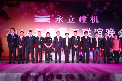 1670842847571203.jpg 003-陈守诚董事长、王景军副经理与2014年通过日立服务中级资格认证员工合影.jpg