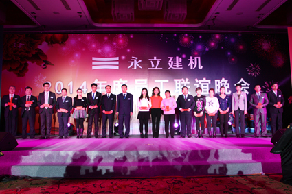 1670842862889036.jpg 004-卓爱红副总经理与2014年全勤奖员工合影.jpg